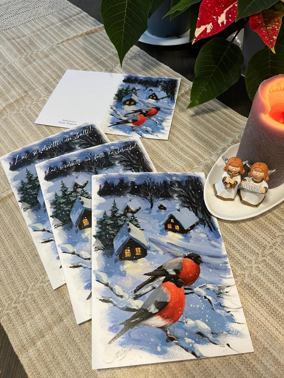 Ziemassvētku apsveikuma kartiņas ar sarkankrūtīšu putniem ziemas ainavā