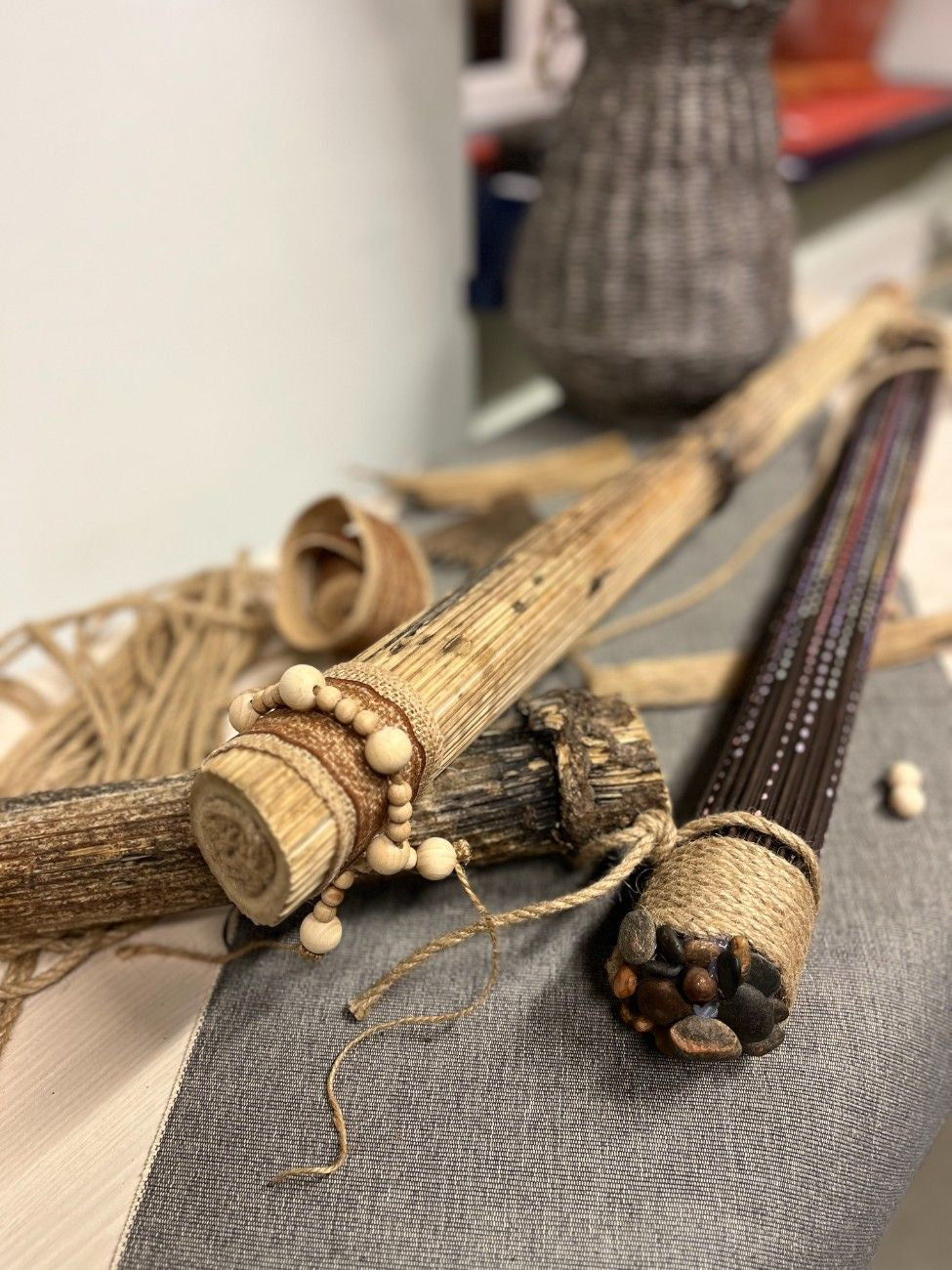 Mākslinieciski izgatavoti latvāņu lietuskoki kas kalpo kā muzikāls un meditatīvs instruments