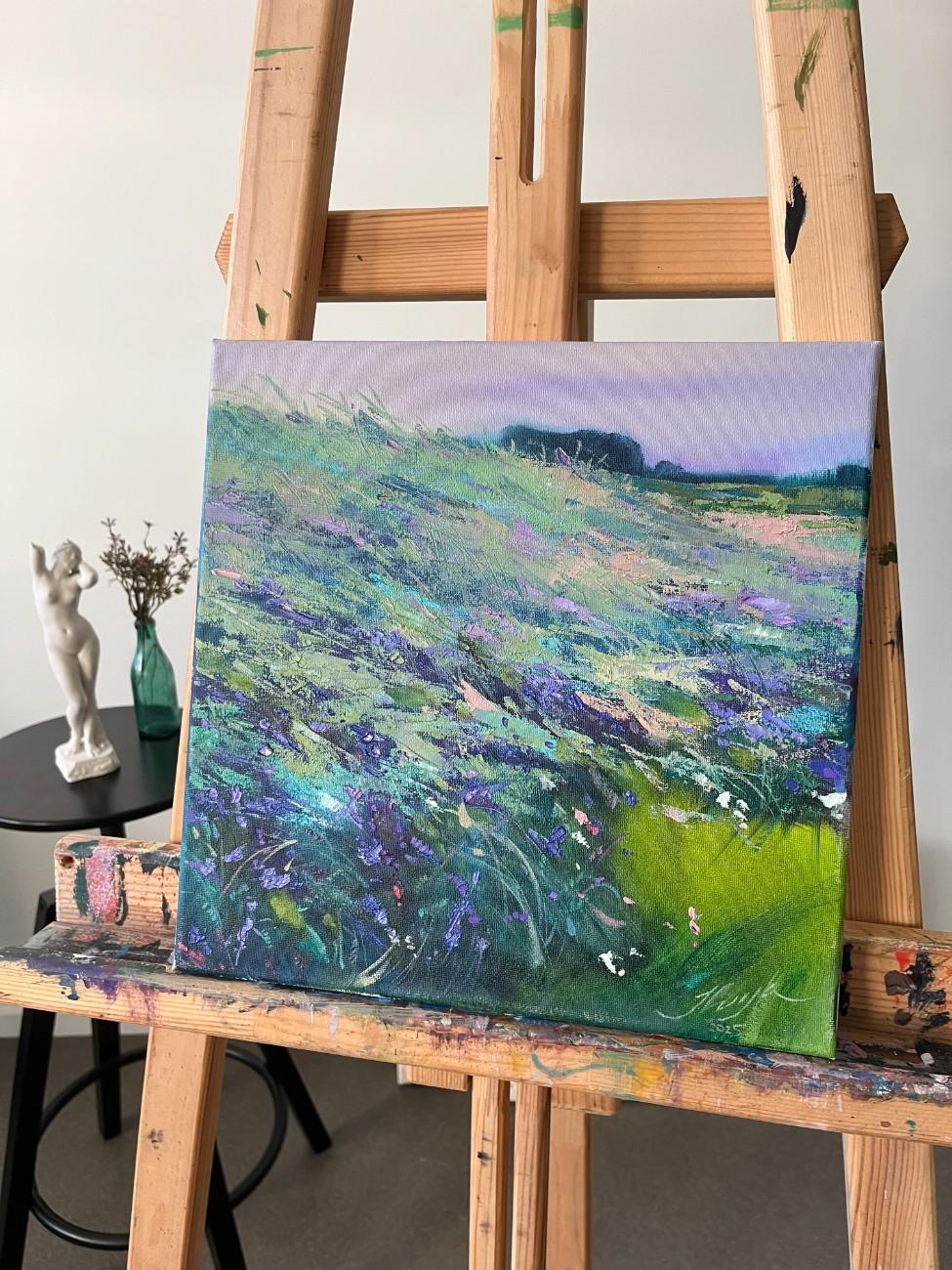 Oriģināla eļļas glezna no sērijas Četri gadalaiki lietainā vasara pielijusi pļava 30×30 cm