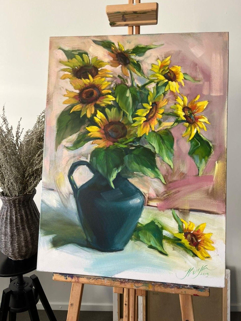 Eļļas glezna ar saulespuķēm zilā vāzē uz audekla, 60x80 cm