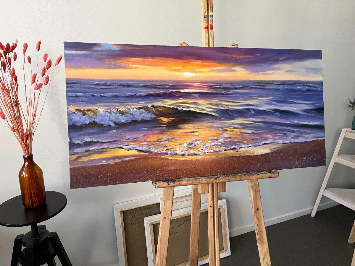 Jūras glezna saulrieta krāsās ar zeltītiem viļņiem tuvplānā eļļa uz audekla 101x77 cm