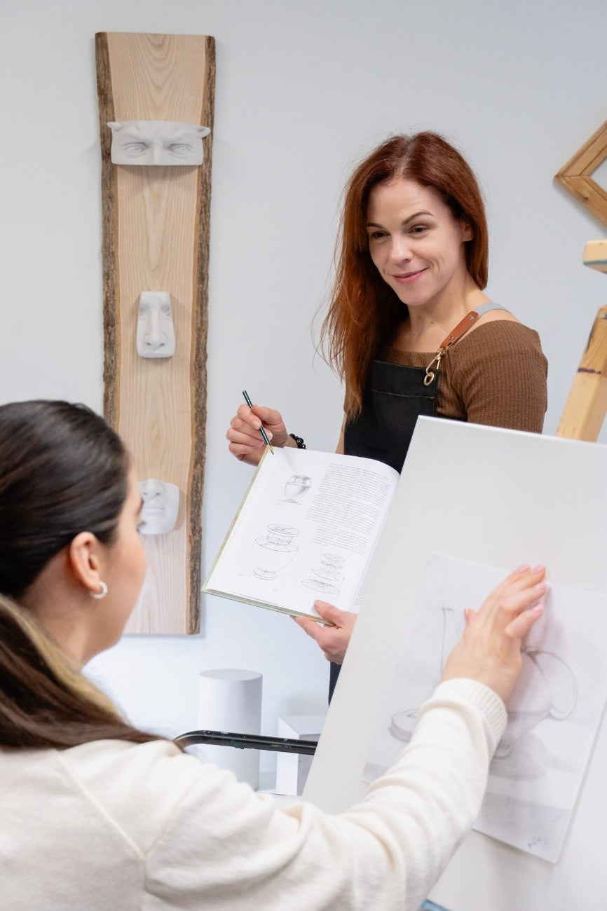 Ilvija Žeigure - Mākslas pietura studijas vadītāja pasniedz zīmēšanas nodarbību