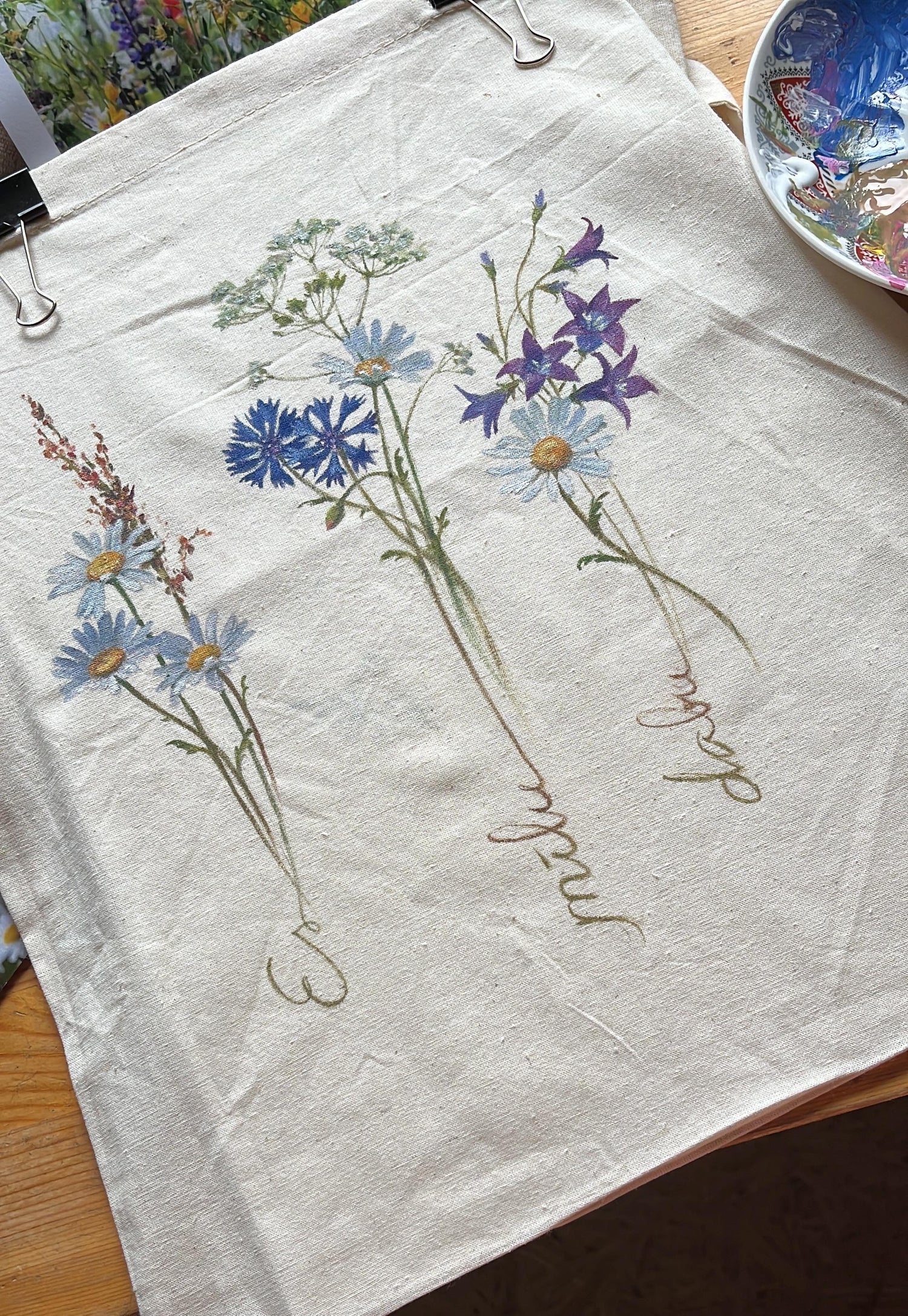 Kokvilnas soma Es mīlu dabu ar garām lencēm un dabas motīviem 38×42 cm oriģinālgleznojums