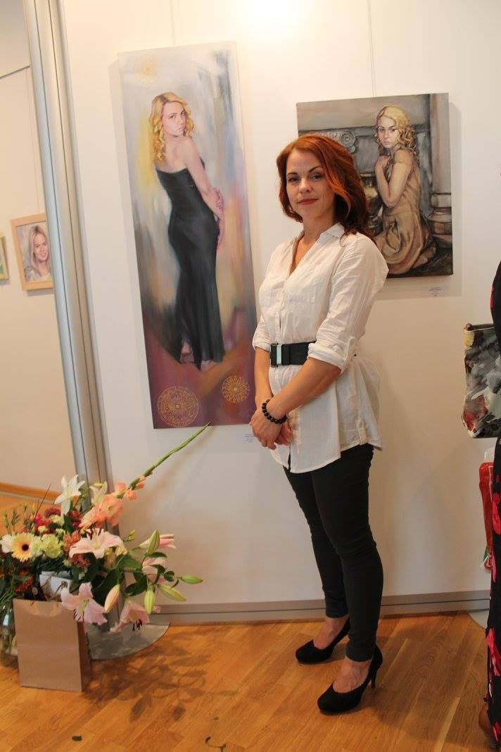 Gleznotāja Ilvija Žeigure izstādes atklāšanā